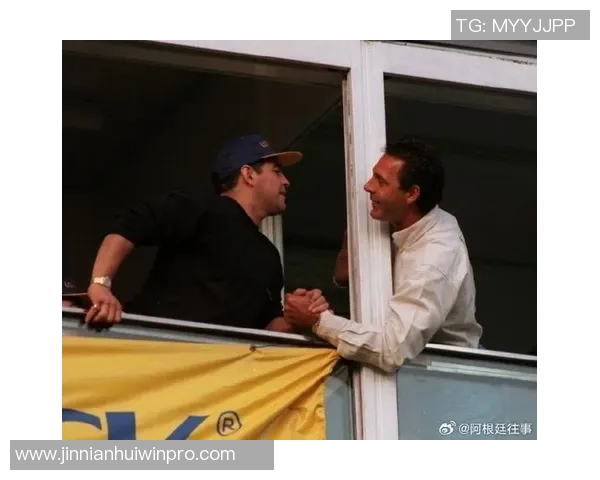 阿根廷全队球员佩戴黑色袖标悼念已故博卡主帅鲁索的感人时刻